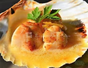 Noix de saint-jacques en beurre citronné, miel et gingembre