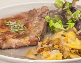 Côtes de porc aux cèpes et aux pommes