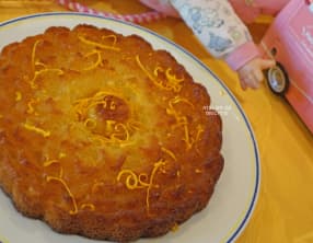 Gâteau à l'orange de la mère blanc