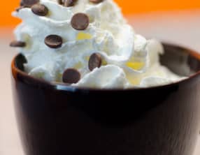 Mug cake au beurre de cacahuètes et à la chantilly