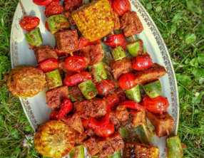 Brochettes de seitan mariné, légumes du soleil et maïs