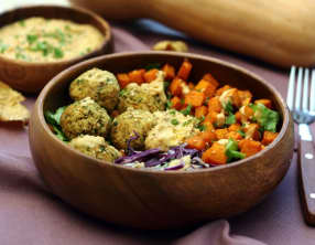 Buddha bowl aux falafels, butternut rôtie, chou rouge et houmous