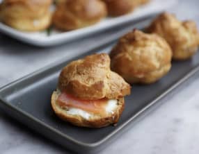 Petits choux garnis de saumon fumé et fromage frais