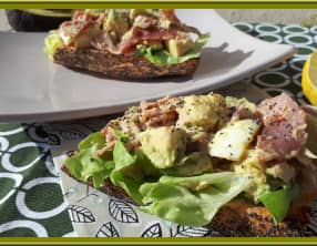 Tartine d'avocat, oeuf, bacon et salade