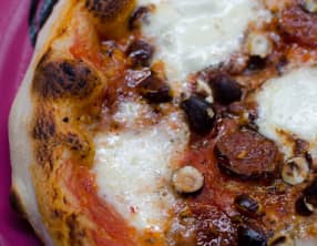 Pizza au chorizo, aux noisettes et à la mozzarella