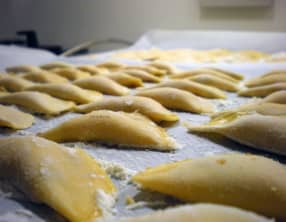 Ravioles au pâtisson, fromage de chèvre, noisettes et amandes grillées