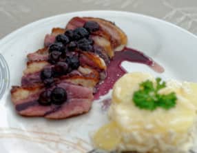 Magret de canard aux myrtilles et gratin dauphinois