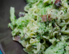 Salade de pâtes au brocoli, au jambon cru grillé et aux noisettes