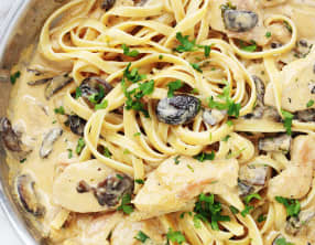 Tagliatelles au poulet sauce crème parmesan et champignons