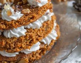 Carrot layer cake aux noix et raisins secs 