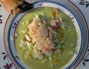 Velouté glacé de petits pois au crabe, chèvre frais et poivron