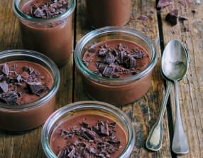 Pots de crème cacao et éclats de chocolat