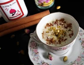Boisson d'hiver au lait et à la cannelle