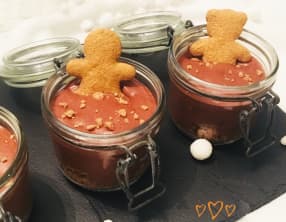 Mousse chocolat sur shortbread et poires pochées à la cannelle