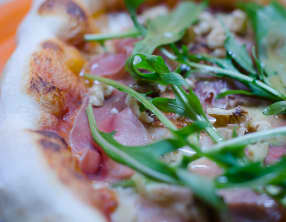 Pizza au jambon serrano, à la roquette et aux noix