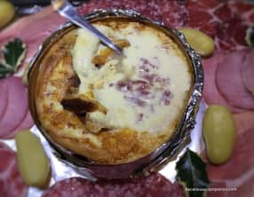 Mont D’or au four cuit dans sa boîte au vin blanc et lardons