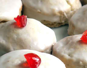 Biscuits glacés en habits de Noël