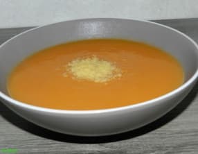 Potage aux carottes-potiron avec ses épices et son st Morêt