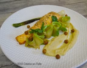 Mousseline de pois chiches, pavés de saumon à l'unilatéral, courgettes poêlées