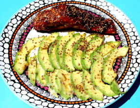 Carpaccio d'avocat et saumon caramélisé au sirop de cranberries