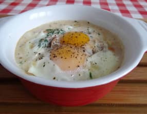 Oeufs cocotte au saumon fumé et champignons à la crème