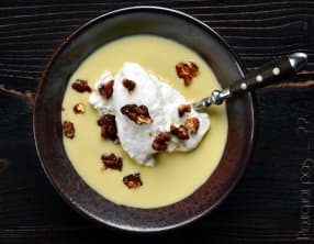 Île flottante amande, noix caramélisées au sirop d'érable épicé.