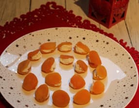 Amuse-bouche d'abricots secs au chèvre frais