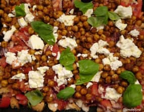 Dakos avec pois chiches épicés, tomates et feta