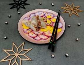 Nems de canard aux raisins, carpaccio de légumes croquants, sauce au sésame