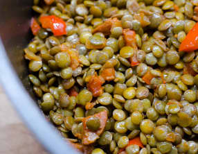 Lentilles vertes au chorizo, au poivron et aux tomates cerises