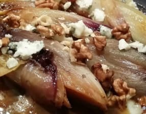 Endives braisées à l'orange avec Roquefort et noix