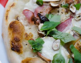 Pizza au bacon, aux pruneaux et aux noisettes