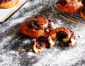 Brioches roulées au chocolat, amandes et cannelle