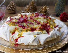 Pavlova aux fruits de la passion, litchis et coulis de framboises
