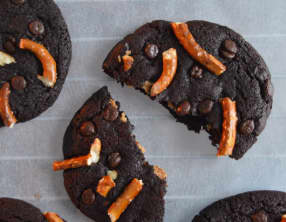 Cookies au chocolat, beurre de cacahuètes et bretzels