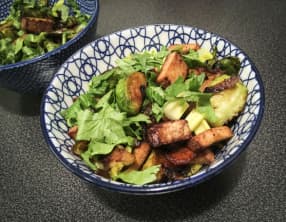 Wok de choux de Bruxelles au tofu fumé