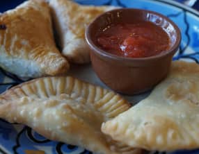 Feuilletés calzone farcis aux artichauts et à la chair à saucisse