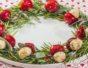 Couronne de Noël aux poivrons et à la mozzarella