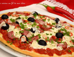 Pizza all'arrabbiata, salami piquant et pecorino