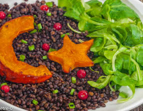 Lentilles beluga au potimarron rôti, crème fraîche végétale à la noix de cajou