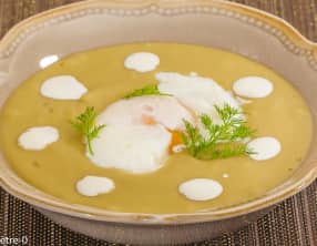 Velouté de pois cassés à l'oeuf poché