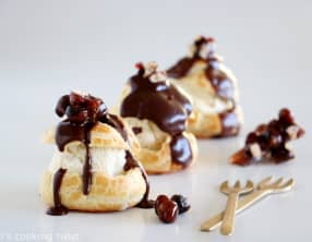 Profiteroles au chocolat et éclats de noisettes