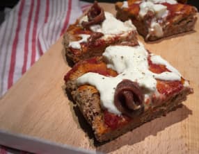 Focaccia garnie à la burrata et aux anchois