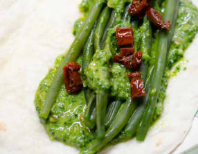 Wrap d'haricots verts au pesto d'épinards et aux tomates séchées