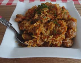 Riz à la sauce tomate, aux chipolatas et champignons de Paris