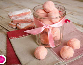 Truffes au chocolat blanc et poudre de biscuits roses