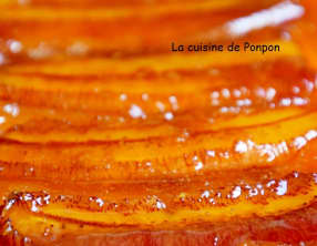 Gâteau renversé à la banane caramélisée et combava