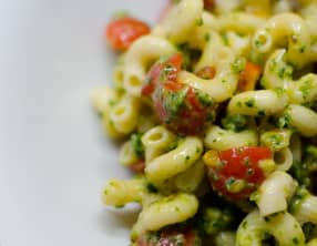 Salade de pâtes au pesto et aux tomates cerises