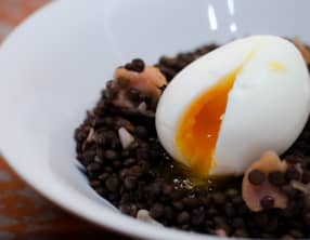 Salade de lentilles au saumon fumé avec un oeuf mollet
