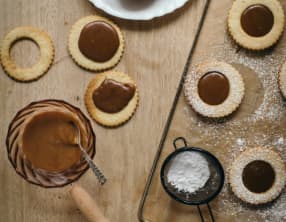 Linzer cookies tonka et caramel au beurre salé